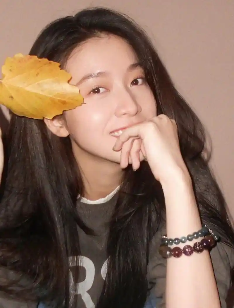 张雪迎不拍戏专心享受生活,立冬美照出炉清秀十足,文艺感满满.