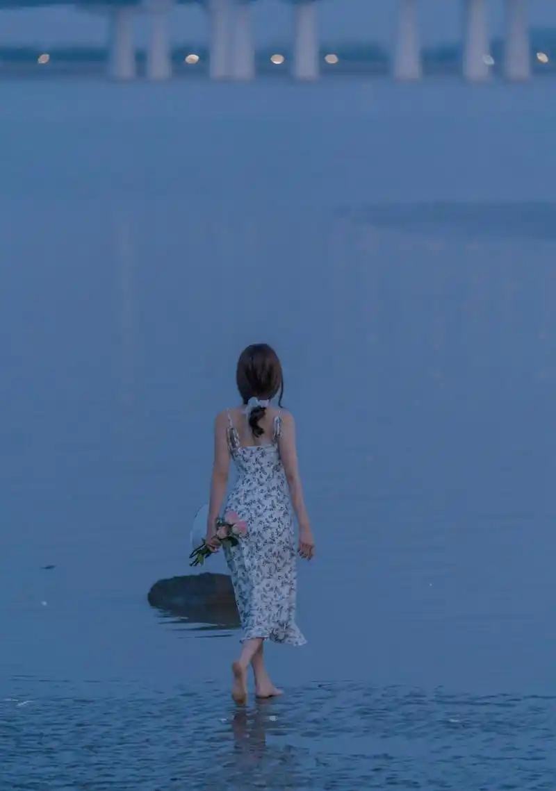 海边一个人的背影