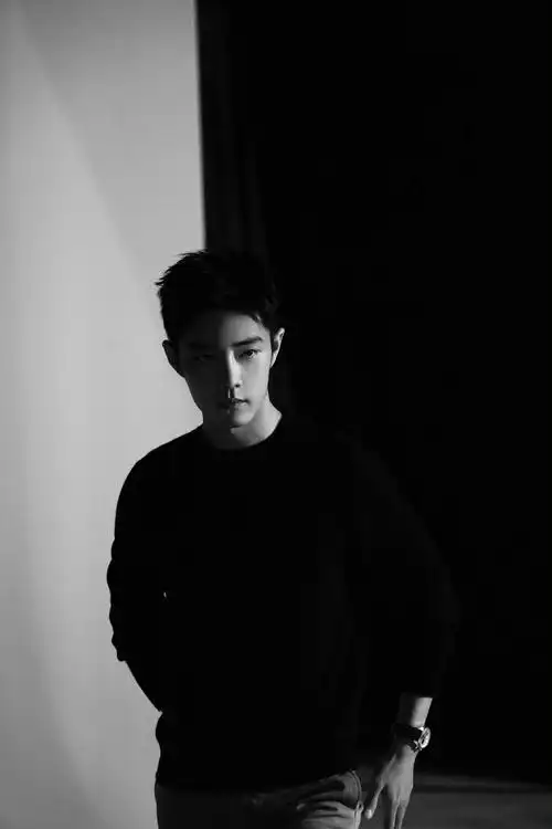 肖战最新写真!黑白穿搭简约大气,高级感满满,展现成熟魅力__财经头条