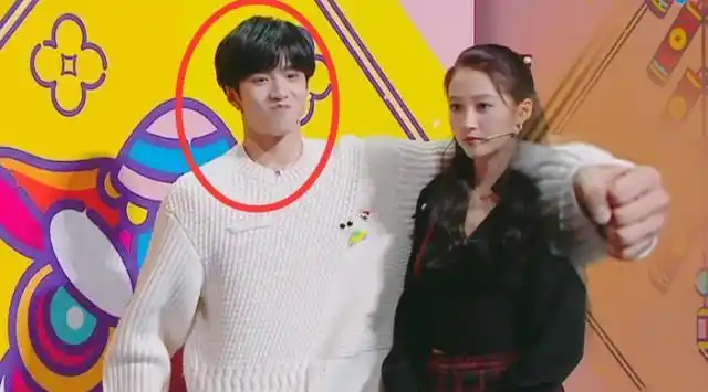 刘耀文一把搂住关晓彤,却只顾"绅士手",谁注意他的表情?笑了