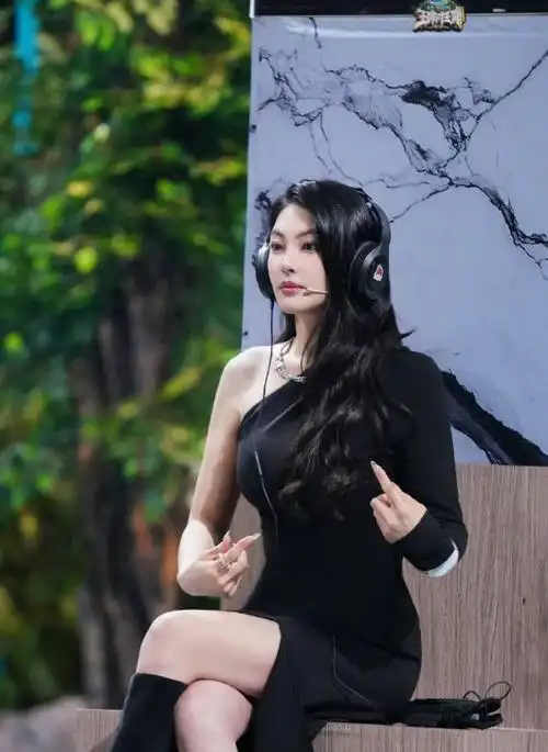 36岁张雨绮大方晒赘肉耿直秀游泳圈网友惊呼接地气