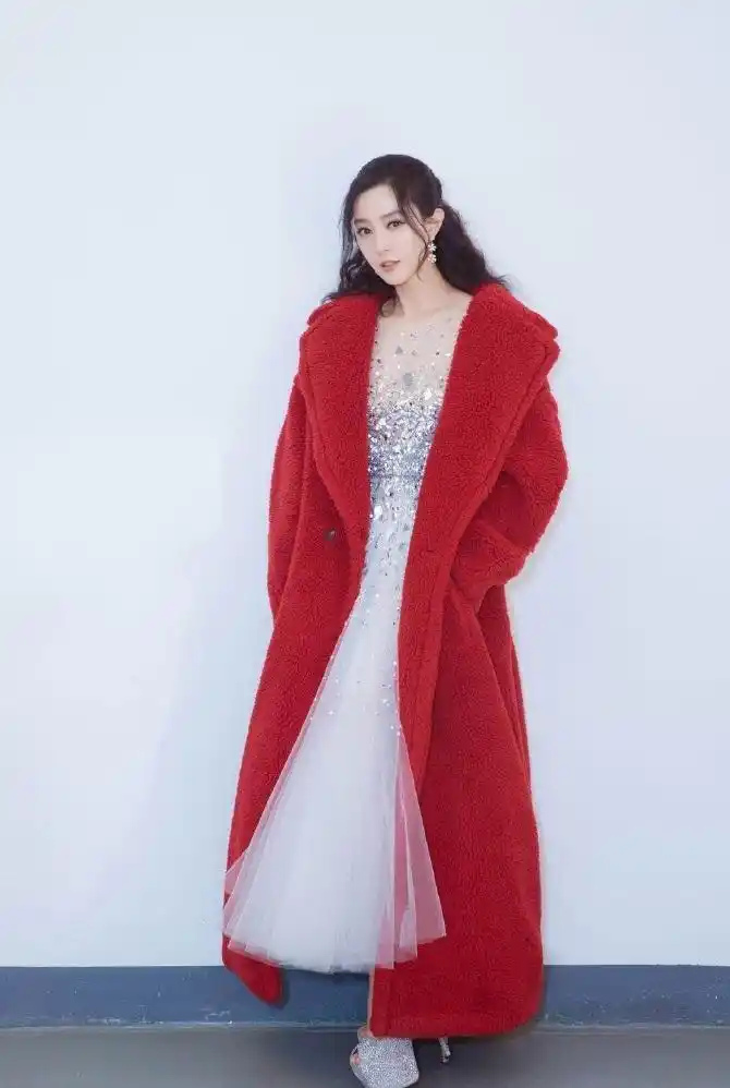 范冰冰大衣回顾,或精致干练或霸气十足,这件像麻袋的你敢穿吗?