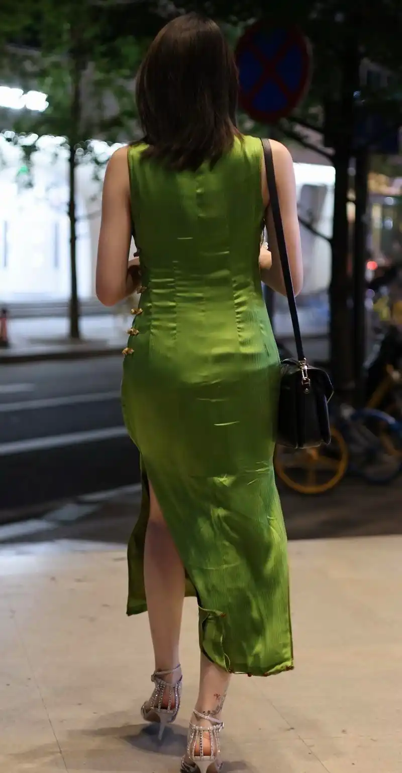 时尚辣妈身着绿色旗袍搭配高跟鞋凸显迷人气质