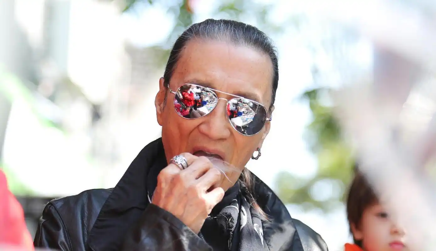 谢贤吃棉花糖的表情也是相当认真了.