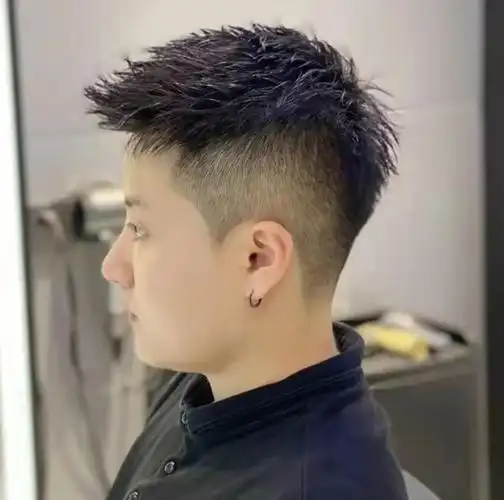 帅气男生短发发型推荐(三款干练的男生短发图片)