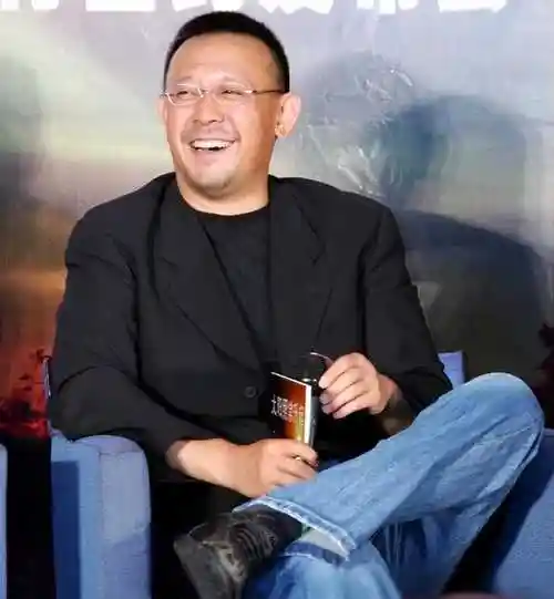 姜文一家同框,周韵显老态引关注,两子颜值平淡