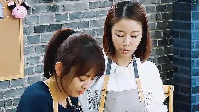 林心如陈意涵揉面粉愁秃头:加完水又加面粉无限循环