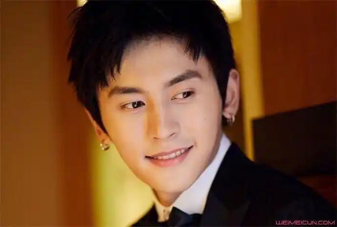 《怎么会爱上你》而出道,随后,也参加了《家有好男儿2》并夺冠,张哲瀚