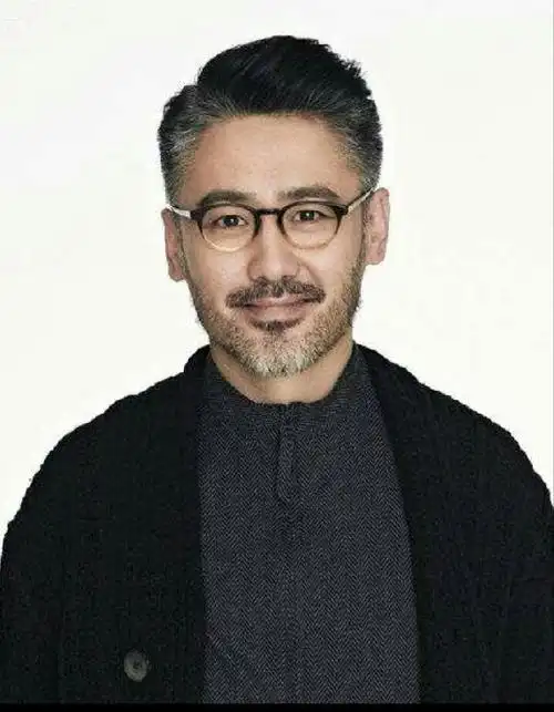 男神大叔吴秀波发型就是帅掉渣