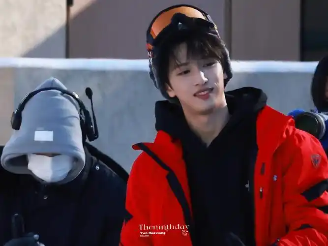 音符奏响人生信条#|#严浩翔护目镜雪地造型#猫猫的笑容比红色还温暖