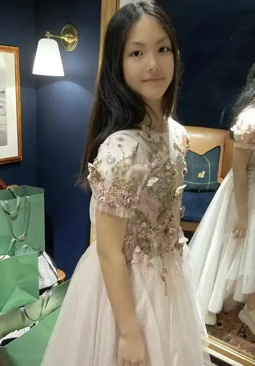 李湘女儿真"长大"了,仿佛和爸爸共用一张脸,太养眼了