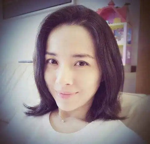 靳东妻子李佳凸肚平底鞋逛街被拍老干部疑将再当爹