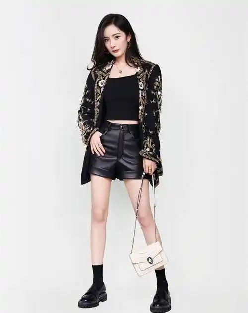 杨幂高马尾搭配百褶裙,又美又飒_造型_黑色_女网友