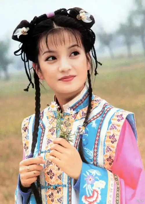 被赵薇的老照片惊艳到了我觉得还珠里面就她最好看