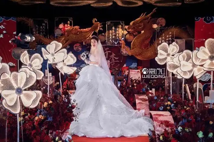 中西不同元素相融合的红蓝色系新中式婚礼