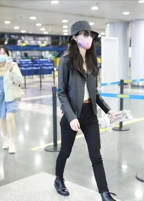 原创韩雪皮衣搭配紧身裤像极了女特工行走的腿精无疑了