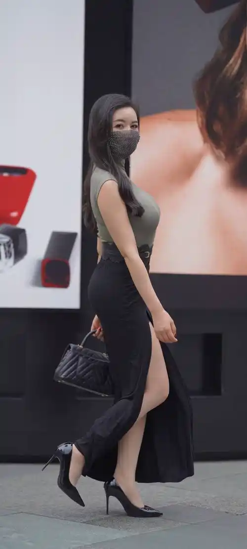 灰绿色紧身t恤搭配黑色半身裙,成熟又个性,释放出十足的女人味_丝袜