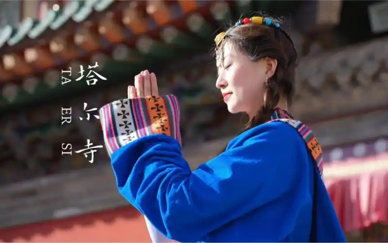 "青海·塔尔寺"—结伴而行的喇嘛,跪拜万次的信徒,虔诚祈祷的藏族同胞