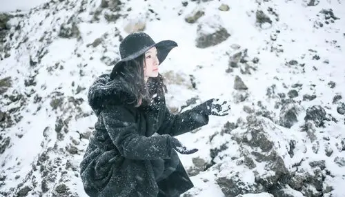 寒冷雪地内的气质美女红唇娇媚写真