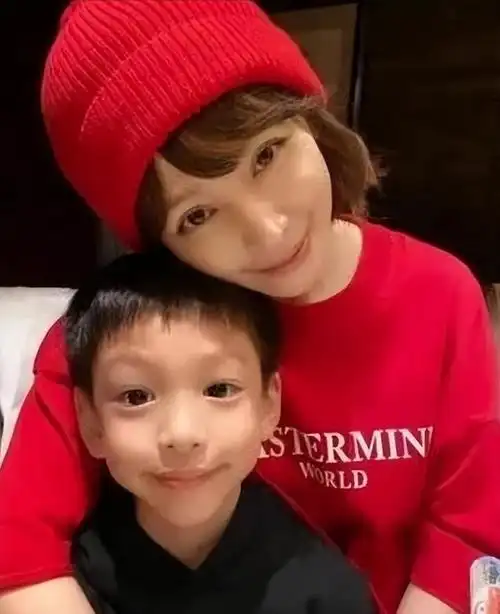 林心如晒与徐若瑄合影,二人贴脸拍照感情好,手腕太阳纹身抢镜|霍建华