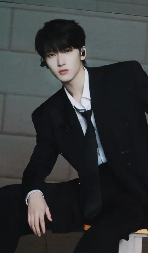 超话#超话星光大道#被老公这身西装帅到的瞬间@时代少年团-严浩翔