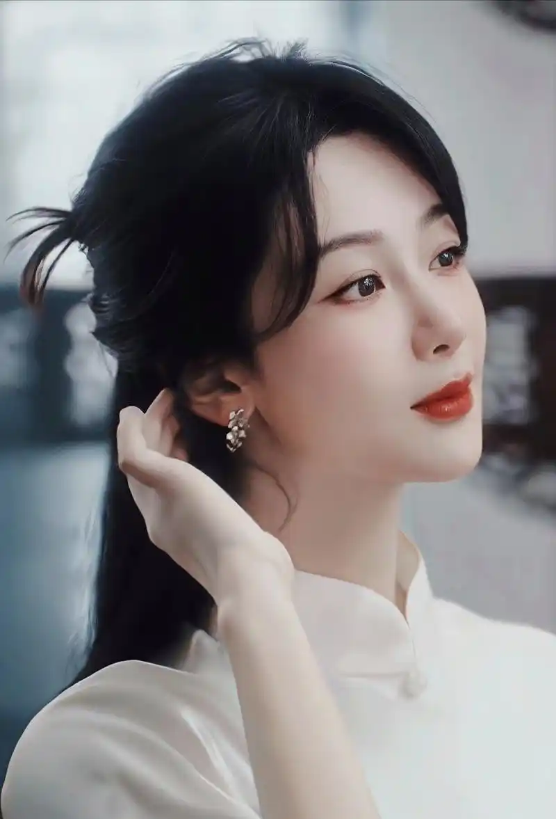 杨紫穿旗袍真美,优雅娴静,令人惊艳.