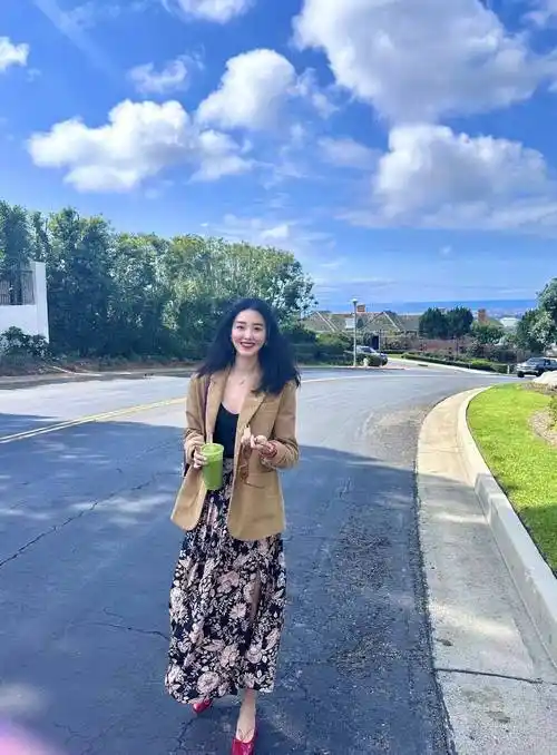 杨采钰度假风情惊艳曝光,慵懒随性演绎海滨画卷,美景美人让人陶醉!