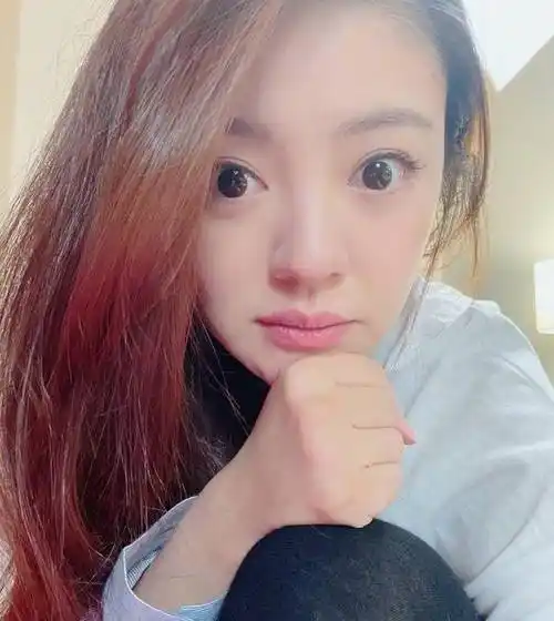 豪门阔太安以轩产后复工,穿小黑裙配披肩长发,40岁仍清纯可爱_感觉