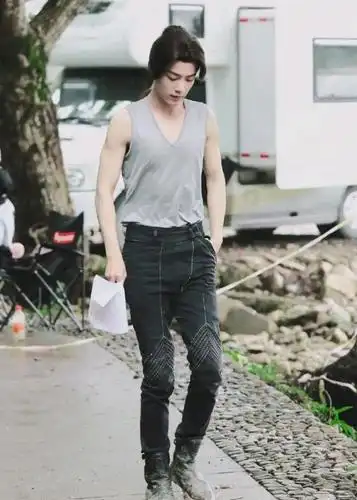 肖战拍戏剧照,看起来很瘦,但很有肌肉,身材不错!