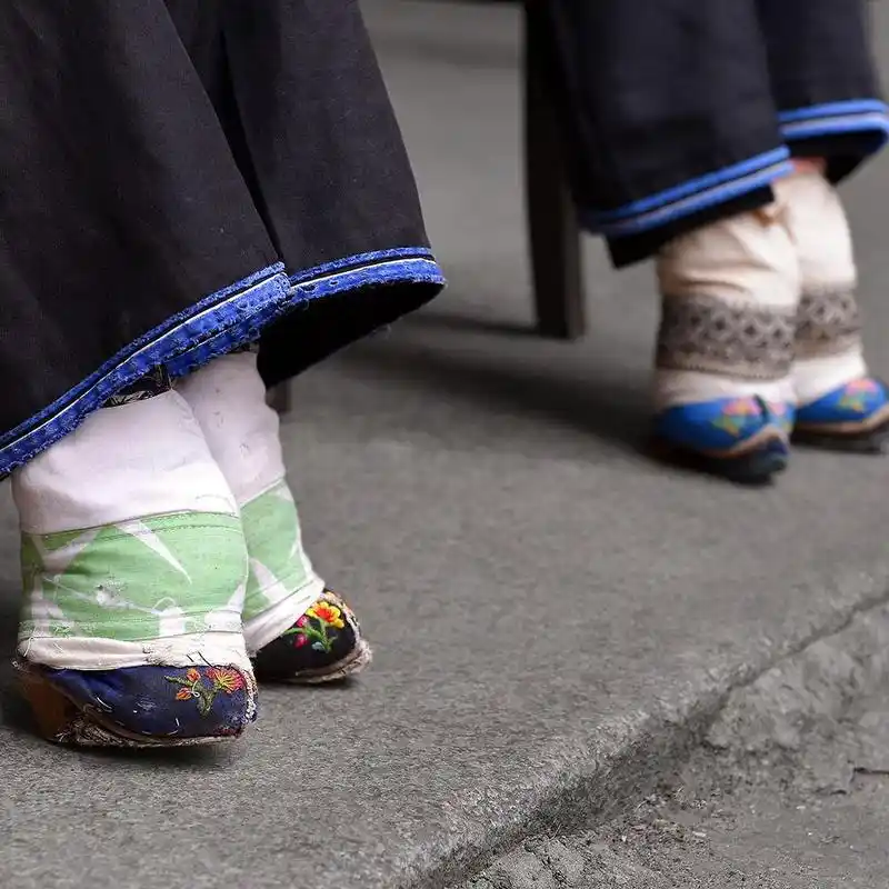 三寸金莲的由来,是男人的嗜好还是封建的余毒