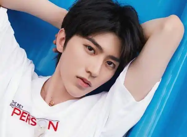 原创蔡徐坤打篮球被偶遇花式运球球技提高不少却意外暴露真实身高