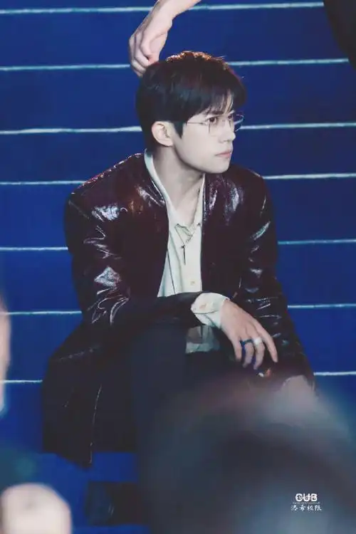 皮衣77金丝眼镜谁懂!