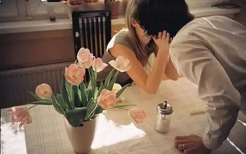 女生吸引男生的暧昧小动作