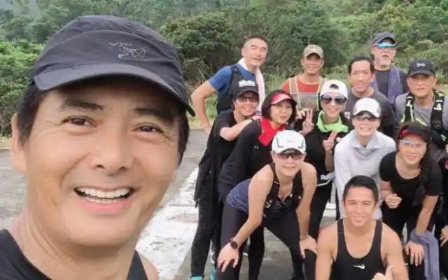 周润发近照曝光!两鬓的头发已经斑白,变化让人心酸,真