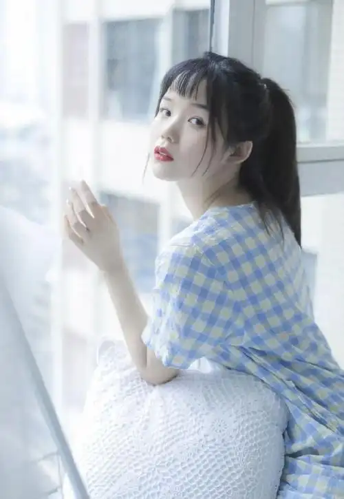 肌肤白如雪的女孩日系居家写真