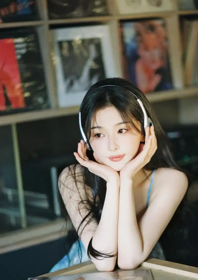 孔雪儿一袭花卉吊带裙,甜美迷人.#明星穿搭# #孔雪儿