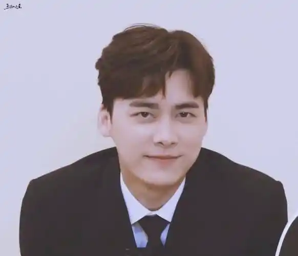 有颜又有梗,李易峰太招人喜爱了,"我到现在才处于叛逆期"_好男儿_活动