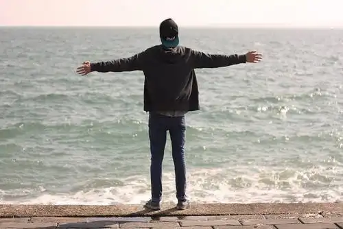 男生孤独一个人黑白图片背影 用来当头像的这个如何?弯携