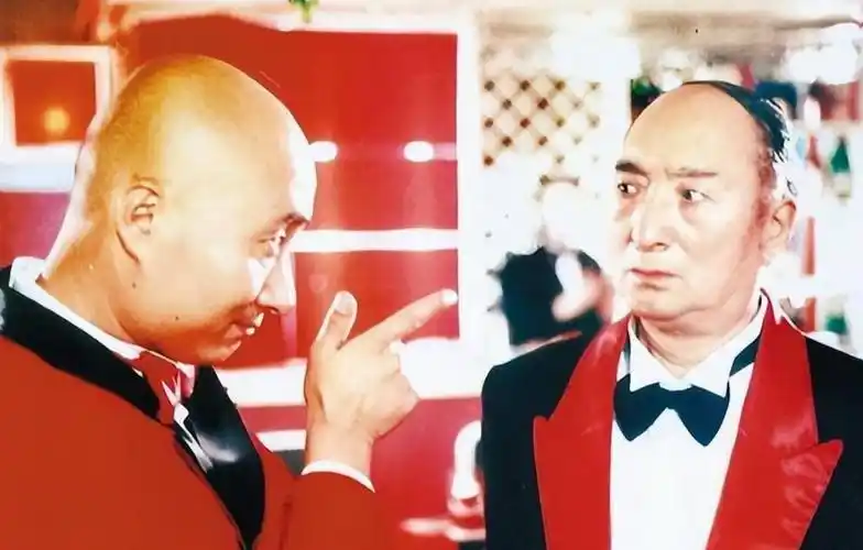 着他的儿子陈佩斯活跃在银屏上,父子俩合作了《父与子》,《二子开店》