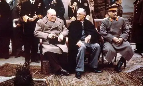 在1945年的同盟国会议上的"二战三巨头":罗斯福,丘吉尔,斯大林 当年是