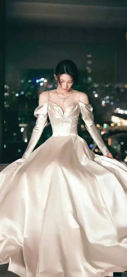 陈瑶终于不再扮女孩了,一字肩连衣裙奢华贵气,波浪卷发尽显时尚魅力