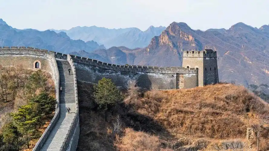 北京箭扣长城探险意外引关注:三大学生遭雷击,警示探险安全风险