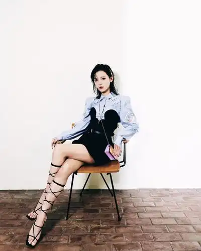 摆脱王思聪前女友标签,张予曦新影片上映,红发人鱼妆超惊艳