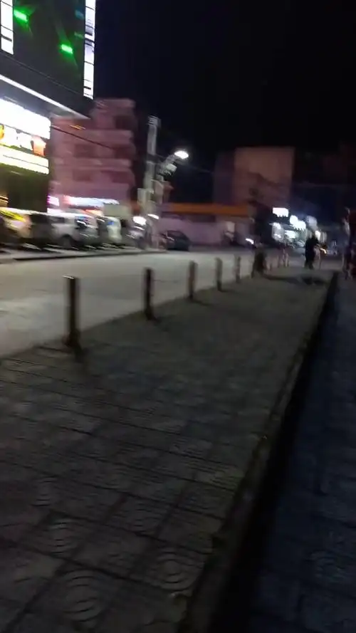 城市夜晚霓虹灯璀璨无情的街孤单的夜一个人走在街头愿你天黑有灯