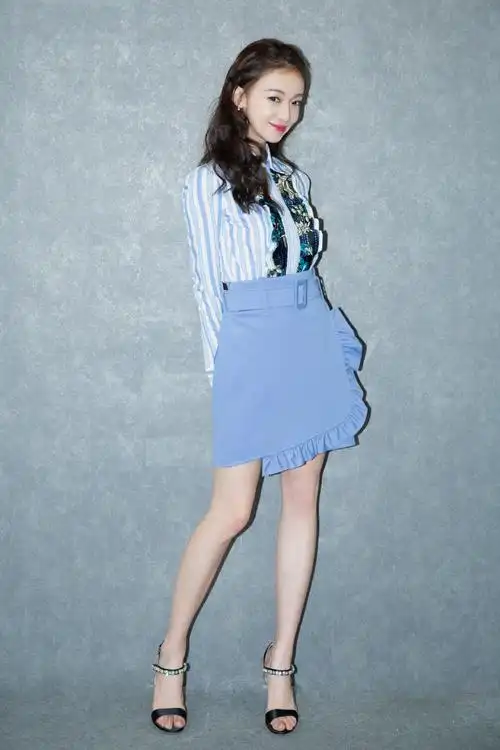 看了吴谨言才知道啥叫少女衬衫短裤配蝴蝶高跟鞋真不像30岁
