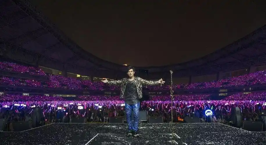 走泥路坐烂板凳贱卖门票周杰伦演唱会崩盘真的在荒郊野外吗