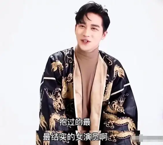 抱不动女主,假腹肌!圈内男星"虚"到无法想象,怕是个"假男人"