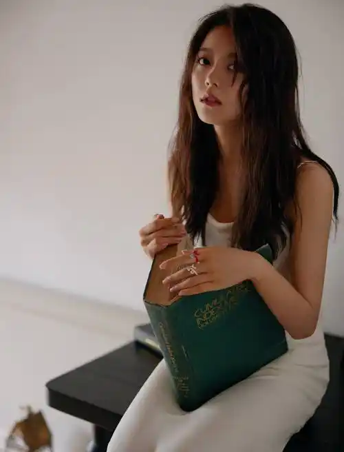 赵今麦一袭吊带白裙静倚窗边长发微卷优雅又甜美