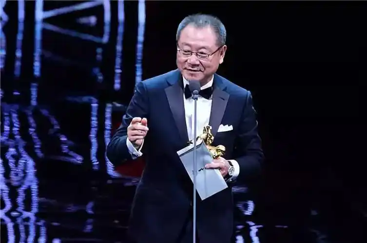 2017年,范伟凭借《不成问题的问题》提名金马奖最佳男主角,并以此获奖