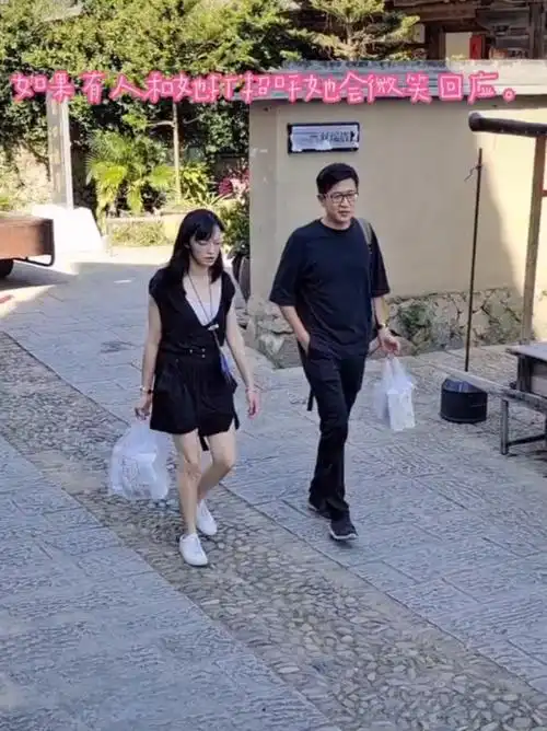 41岁姚晨现身村口真实素颜曝光与精修图差距大路人没认出来